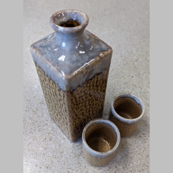 Vintage Japanese 12oz Saki Serving Bottle & Cups Made in Japan - Picture 3 of 5